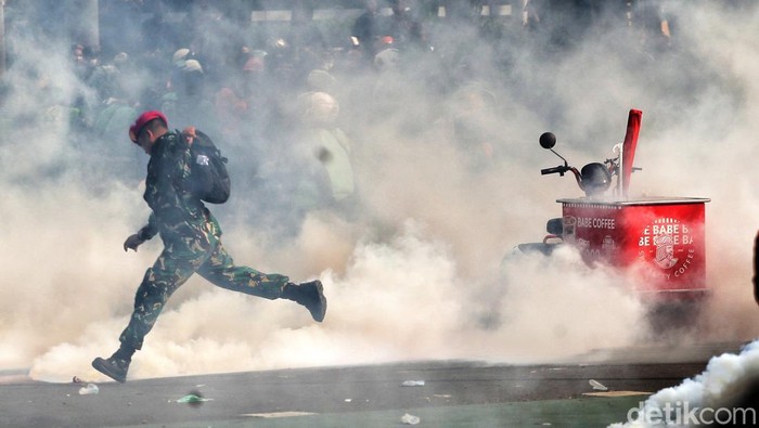 Massa aksi menyerang Markas Brimob di Kwitang, Jakarta, Jumat (29/8/2025).