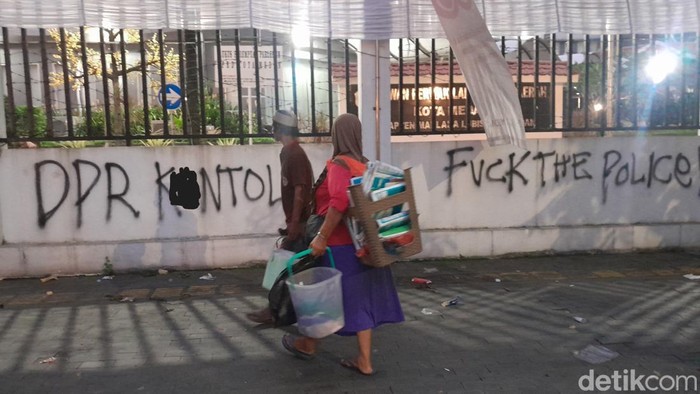 Dinding gedung DPRD Medan menjadi korban vandalisme (Nizar Aldi/detikcom)