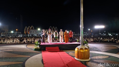 Doa bersama tokoh lintas agama Islam, Khonghucu, Budha, Katolik, Protestan, dan Hindu, di Taman Sangkareang, Kota Mataram, NTB, Kamis (28/8/2025). (Foto: Ahmad Viqi/detikBali)