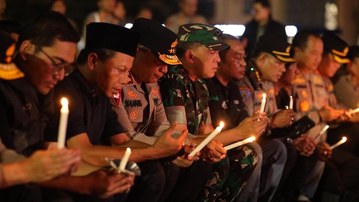 Driver ojol bersama Polda Jawa Timur dan Kodam V/Brawijaya menggelar doa bersama untuk almarhum Affan Kurniawan yang wafat saat unjuk rasa di Jakarta. (dok Istimewa)