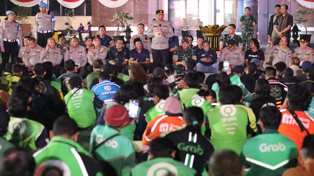 Driver ojol bersama Polda Jawa Timur dan Kodam V/Brawijaya menggelar doa bersama untuk almarhum Affan Kurniawan yang wafat saat unjuk rasa di Jakarta. (dok Istimewa)
