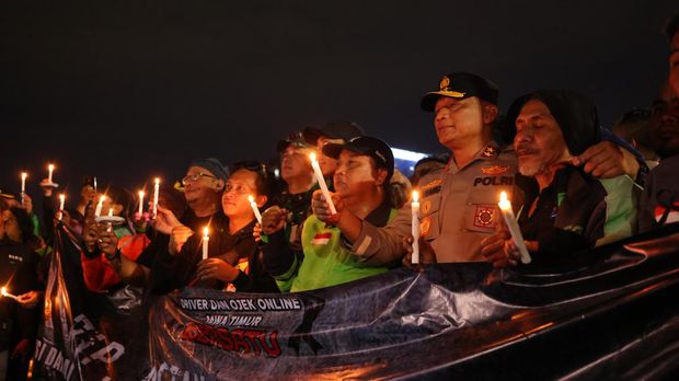 Driver ojol bersama Polda Jawa Timur dan Kodam V/Brawijaya menggelar doa bersama untuk almarhum Affan Kurniawan yang wafat saat unjuk rasa di Jakarta. (dok Istimewa)