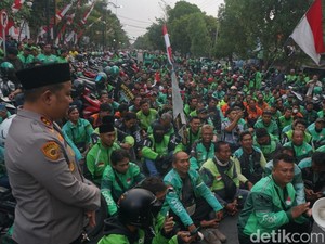 Buntut Kematian Affan, Ratusan Pengemudi Ojol Demo Polres Jombang