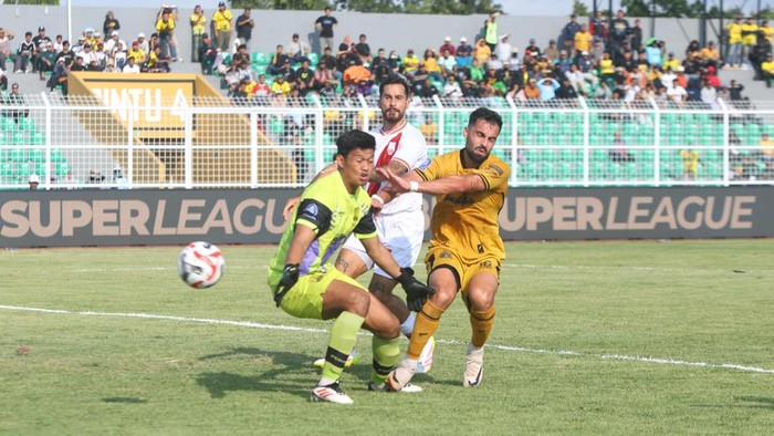 Duel pemain Bhayangkara FC vs Persis Solo