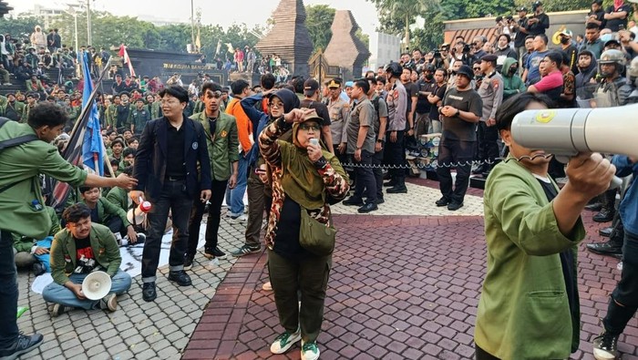 Emak-emak berorasi bela Affan di Polda Metro Jaya (Wildan Noviansah/detikcom)