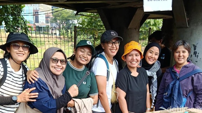 Emak-emak galang dana bantu massa demo ojol. (Wildan/detikcom)