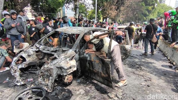Empat mobil di dekat Mako Brimob Kwitang jadi sasaran amuk massa dan dibakar, Kamis (28/8/2025) malam.