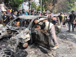 Potret Mobil Gosong Dibakar Massa Dekat Mako Brimob Kwitang