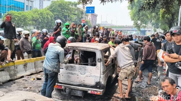 Empat mobil di dekat Mako Brimob Kwitang jadi sasaran amuk massa dan dibakar, Kamis (28/8/2025) malam.