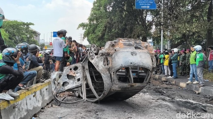 Empat mobil di dekat Mako Brimob Kwitang jadi sasaran amuk massa dan dibakar, Kamis (28/8/2025) malam.