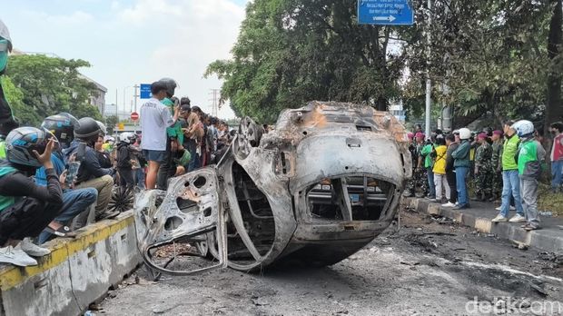 Empat mobil di dekat Mako Brimob Kwitang jadi sasaran amuk massa dan dibakar, Kamis (28/8/2025) malam.