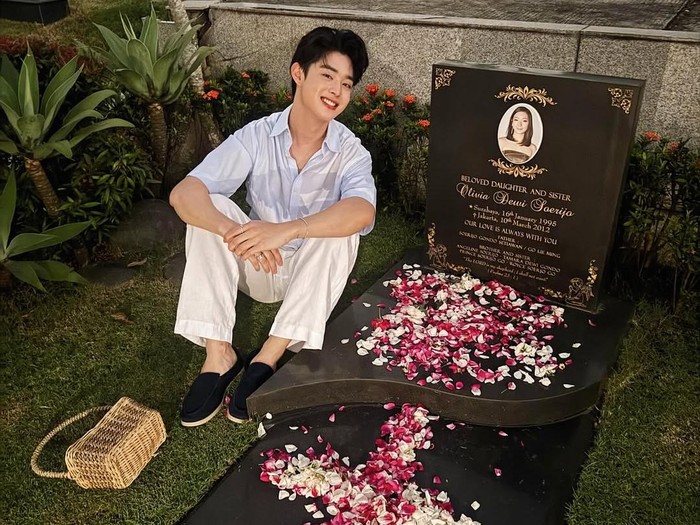 Gabriel Prince Gabriel Prince kunjungi makam kakak, Olivia Dewi, mantan Gadis Sampul meninggal karena kecelakaan pada 2012.