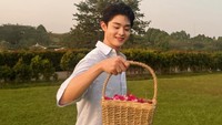 Aktor Gabriel Prince mendatangi makam kakak, Olivia Dewi Soerijo, dengan membawa satu keranjang bunga. Prince yang memakai kemeja putih, tersenyum menenteng keranjang menuju rumah abadi sang kakak. Foto: Instagram @phrrince