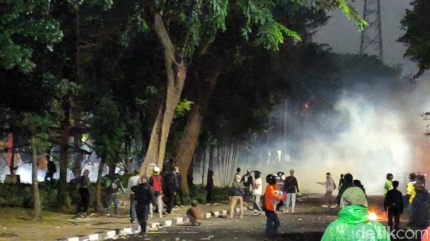 Gapura Mako Brimob terbakar di tengah demo