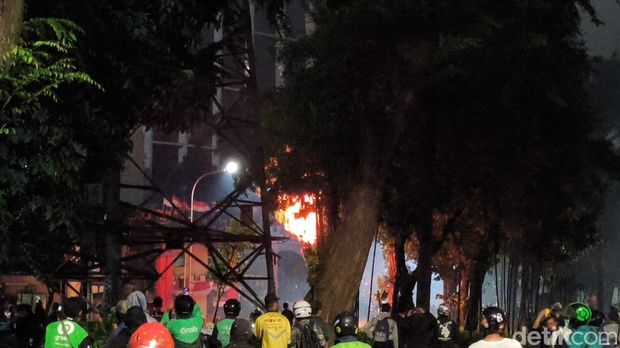 Gapura Mako Brimob terbakar di tengah demo