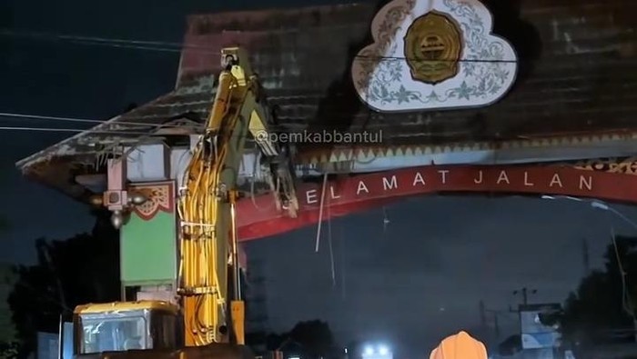 Gapura selamat datang ke Bantul yang dirobohkan dalam rangka pelebaran Jalan.