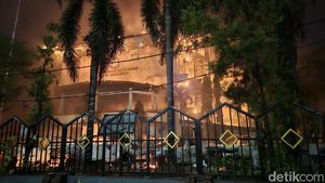 Potret Gedung DPRD Makassar Membara Dibakar Massa