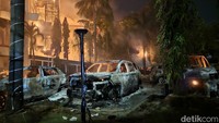 Penampakan kendaraan roda empat tersisa hanya rangka usai dibakar massa. Dokumen detikSulsel