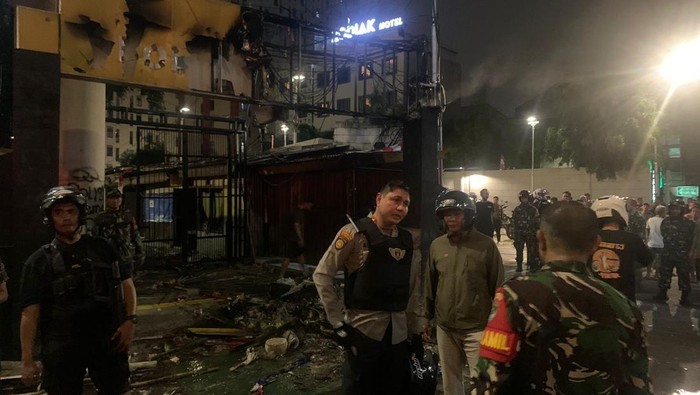 Gerbang Polsek Jatinegara terbakar (dok. Istimewa)