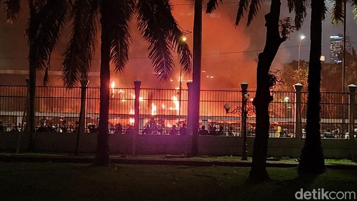 Gerbang Tol Pejompongan, Jakarta Pusat dibakar massa, Jumat (29/8/2025) malam