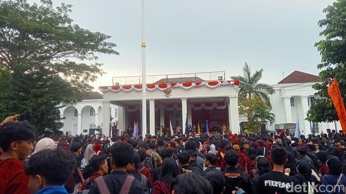 Mahasiswa di Gorontalo demo menuntut pertanggungjawaban DPR dan mengecam kematian pengemudi ojol.