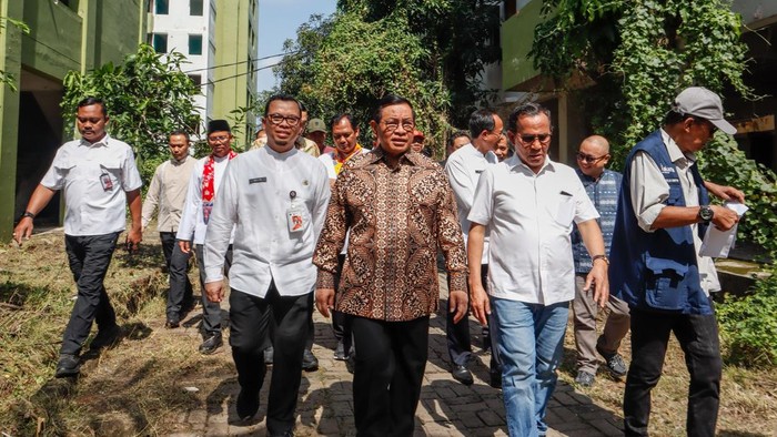 Gubernur DKI Jakarta Pramono Anung (kedua kiri) meninjau bangunan di Rusunawa Marunda kluster C, Jakarta, Jumat (29/8/2025). Pemprov DKI Jakarta berencana merevitalisasi rusun yang terdiri dari lima tower dengan 500 unit hunian dan terbengkalai sejak September 2023 tersebut sebagai upaya penyediaan hunian layak bagi masyarakat. ANTARAFOTO/Muhammad Rizky Febriansyah/nym.