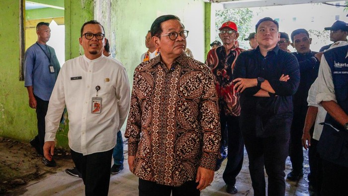 Gubernur DKI Jakarta Pramono Anung (kedua kiri) meninjau bangunan di Rusunawa Marunda kluster C, Jakarta, Jumat (29/8/2025). Pemprov DKI Jakarta berencana merevitalisasi rusun yang terdiri dari lima tower dengan 500 unit hunian dan terbengkalai sejak September 2023 tersebut sebagai upaya penyediaan hunian layak bagi masyarakat. ANTARAFOTO/Muhammad Rizky Febriansyah/nym.
