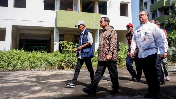 Gubernur DKI Jakarta Pramono Anung (kedua kiri) meninjau bangunan di Rusunawa Marunda kluster C, Jakarta, Jumat (29/8/2025). Pemprov DKI Jakarta berencana merevitalisasi rusun yang terdiri dari lima tower dengan 500 unit hunian dan terbengkalai sejak September 2023 tersebut sebagai upaya penyediaan hunian layak bagi masyarakat. ANTARAFOTO/Muhammad Rizky Febriansyah/nym.