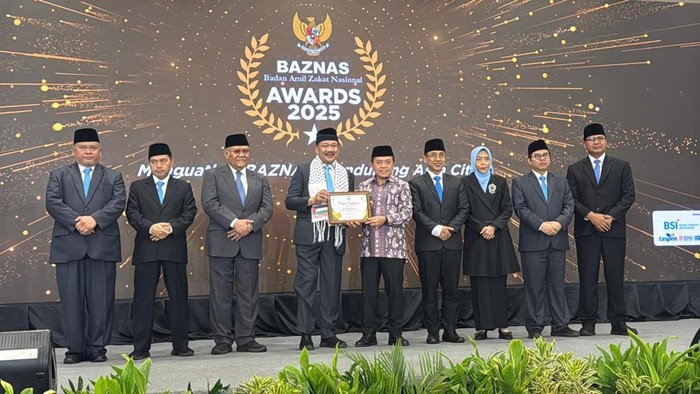 Gubernur Jambi mendapat penghargaan Baznas Award 2025.