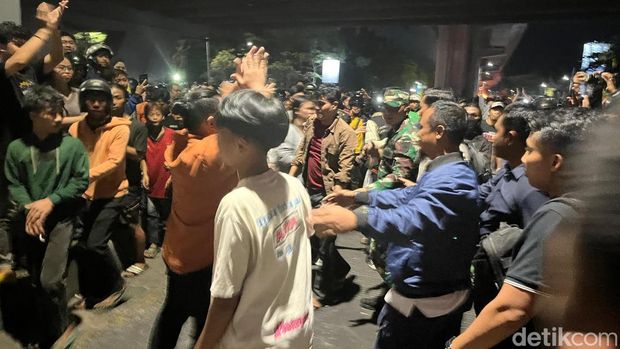Gubernur Sulsel Andi Sudirman Sulaiman dikawal prajurit TNI turun memantau situasi di Makassar.