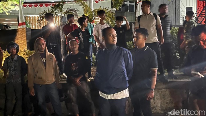 Gubernur Sulsel Andi Sudirman Sulaiman dikawal prajurit TNI turun memantau situasi di Makassar.