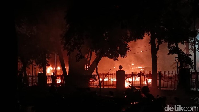Halte TransJakarta depan Polda Metro Jaya dibakar massa, Jumat (29/8/2025) malam.