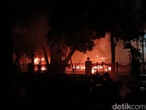 Video Malam Ini Depan Polda Metro Jaya Masih Panas, Halte Dibakar!