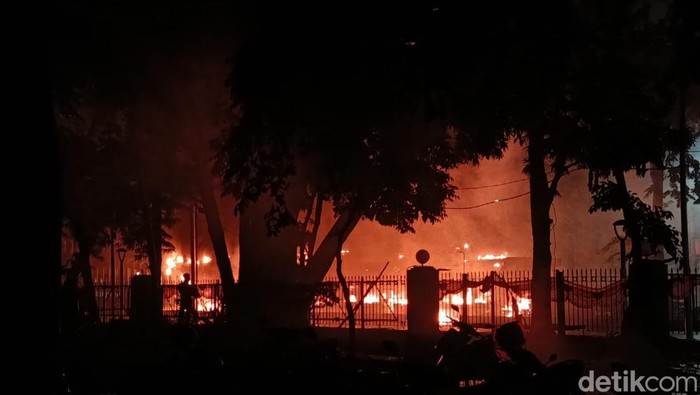 Halte TransJakarta depan Polda Metro Jaya dibakar massa, Jumat (29/8/2025) malam.