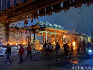 Total 3 Halte Transjakarta Rusak dan Terbakar Malam Ini