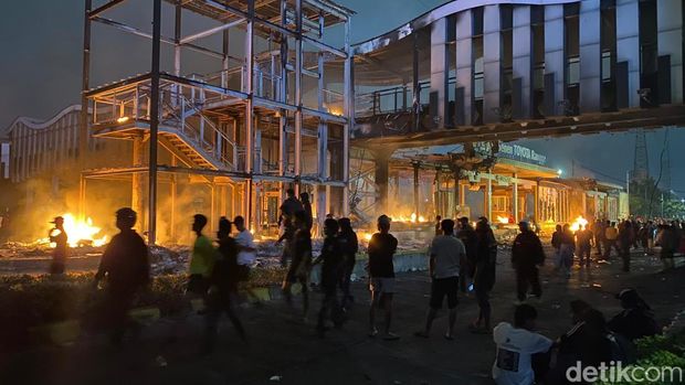 Halten Senen hangus terbakar