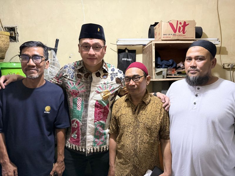 Anggota DPRD DKI Jakarta, Fraksi PDI Perjuangan Hardiyanto Kenneth Melakukan Takziah Ke Rumah Keluarga Ojol Affan Kurniawan.