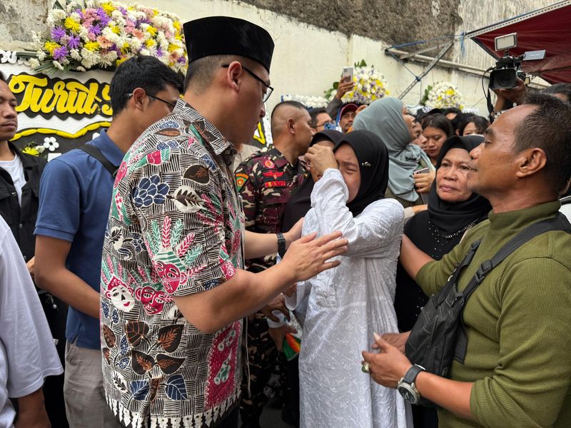 Anggota DPRD DKI Jakarta, Fraksi PDI Perjuangan Hardiyanto Kenneth Melakukan Takziah Ke Rumah Keluarga Ojol Affan Kurniawan.