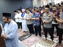 Video Mabes Polri Salat Gaib Doakan Pengemudi Ojol Affan Kurniawan