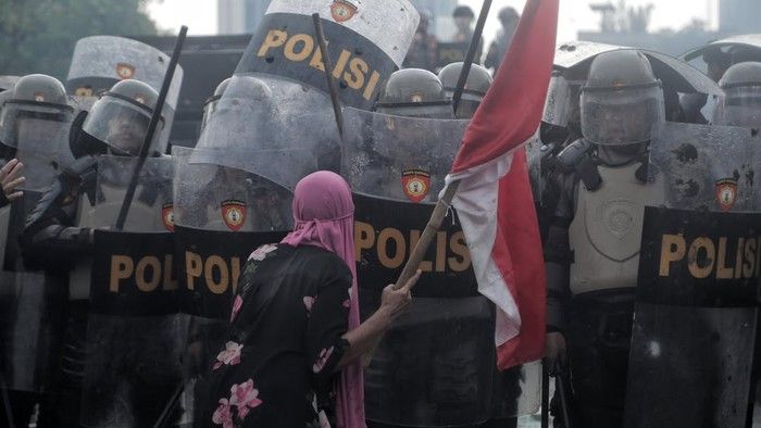 Ibu Berjilbab Pink di Aksi Demo DPR Jakarta.