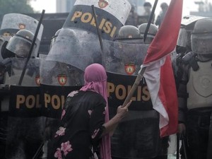 Momen Ibu Jilbab Pink Lawan Aparat, Simbol Perlawanan Saat Demo DPR