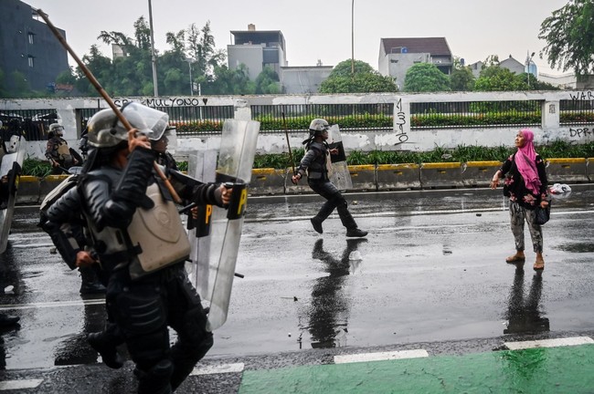 Ibu Berjilbab Pink di Aksi Demo DPR Jakarta.