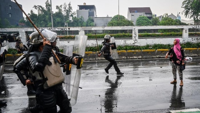 Ibu Berjilbab Pink di Aksi Demo DPR Jakarta.