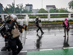 Potret Heroik Ibu Jilbab Pink di Garis Depan Demo DPR, Viral Bawa Merah Putih