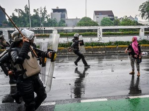 Potret Heroik Ibu Jilbab Pink di Garis Depan Demo DPR, Viral Bawa Merah Putih