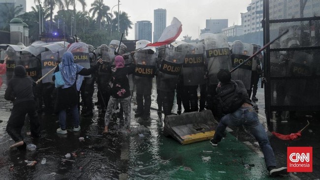 Ibu Berjilbab Pink di Aksi Demo DPR Jakarta.