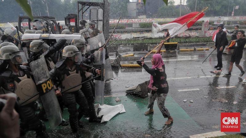 Ibu Berjilbab Pink di Aksi Demo DPR Jakarta.