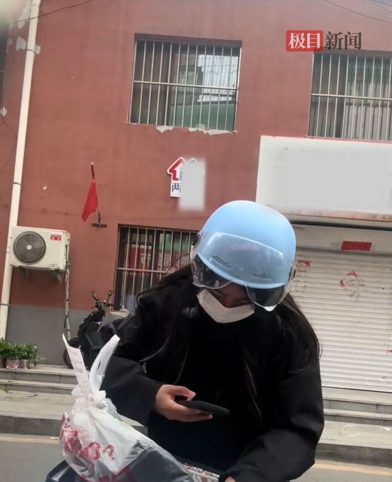 Idap Penyakit Ginjal Serius, Wanita Ini Tetap Semangat Jadi Pengantar Makanan