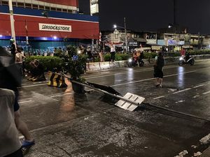 Massa Tutup Jalan Otista Arah Kampung Melayu Jaktim, Pengendara Putar Balik