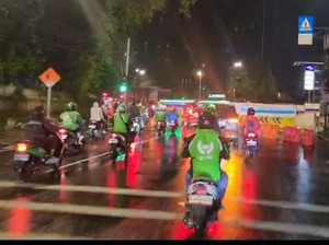 Video: Massa Ojol Kawal Ambulans Bawa Jenazah Driver Tewas Dilindas Rantis